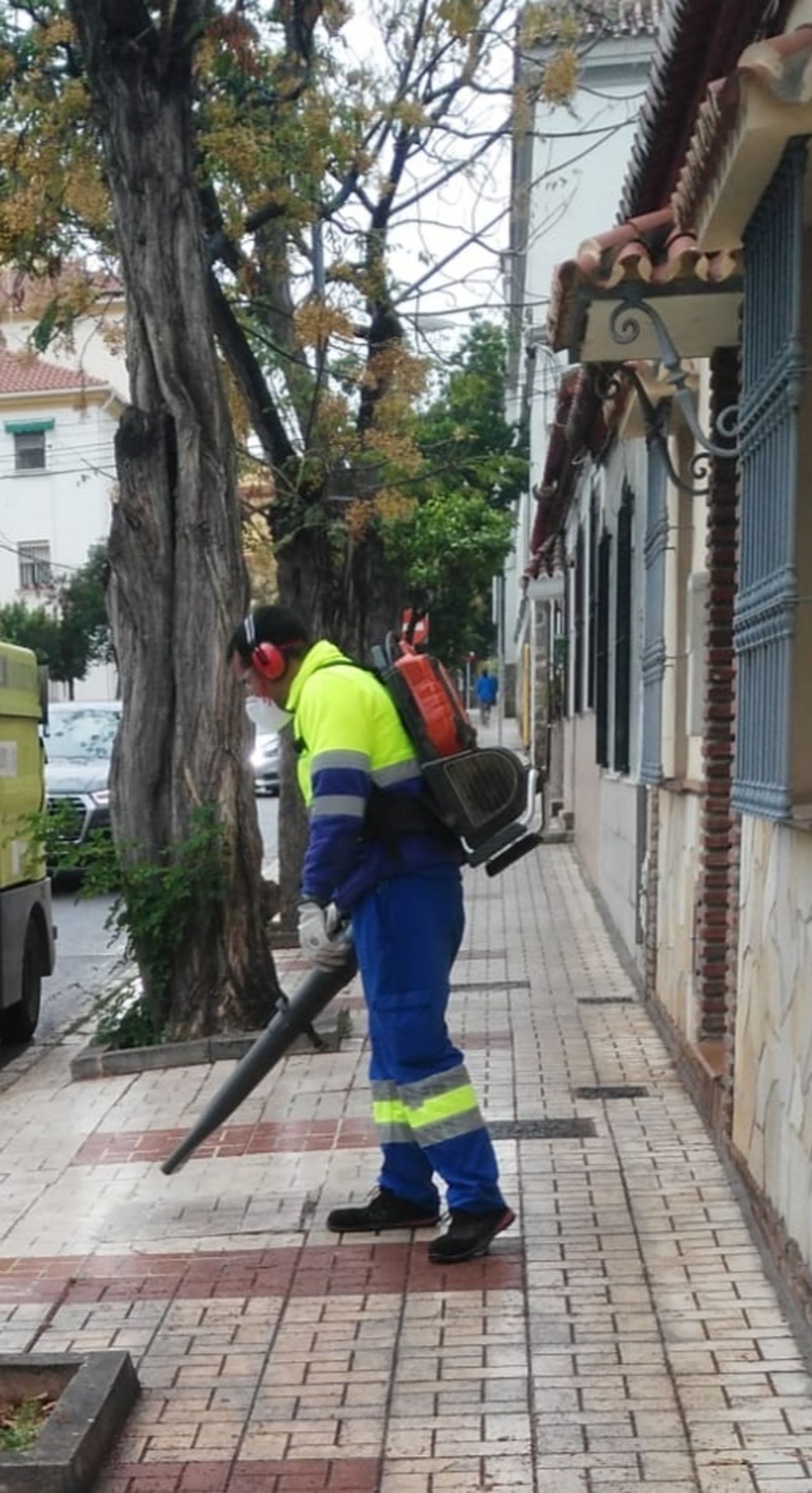 Un operario de Limasa utilizando una sopladora eléctrica.