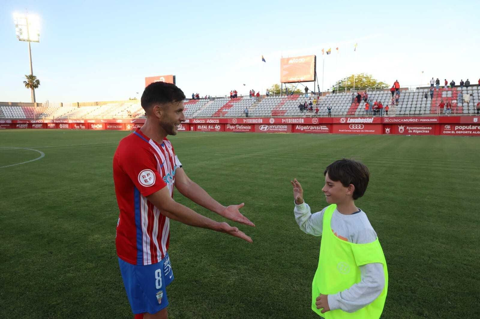 Iván Turrillo estrecha la mano de un joven aficionado al término del partido contra el Castellón. Iván Turrillo estrecha la mano de un joven aficionado al término del partido contra el Castellón.