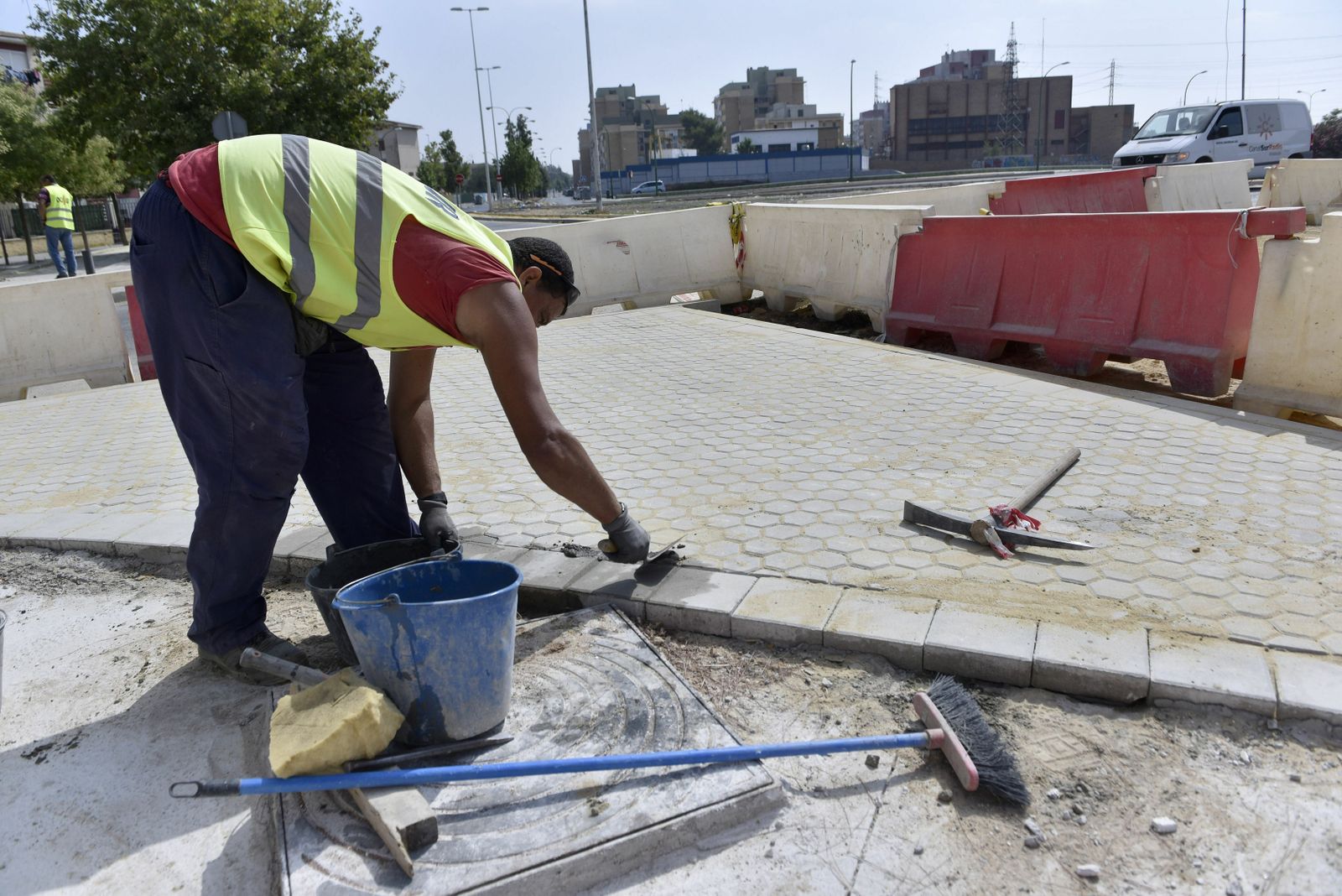 Un trabajador de la construcción contratado con uno de estos planes de empleo, en una imagen de archivo.