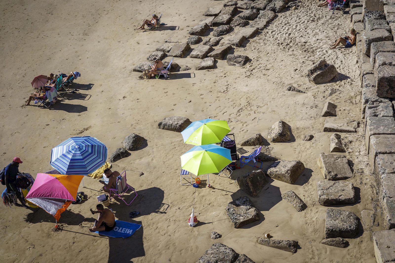 Una tarde de playa junto a los bloques prohibidos de la playa de Santa María del Mar de Cádiz