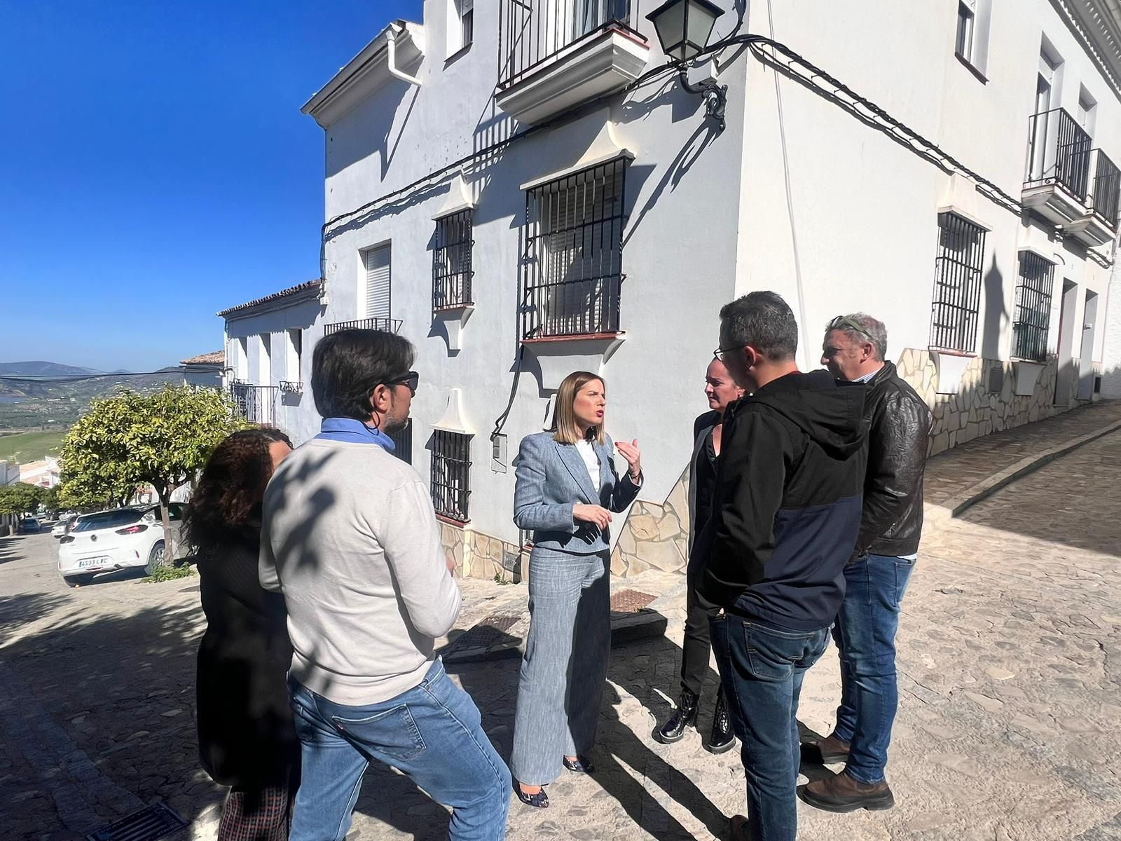 La diputada del PSOE, Ana Carrera, y el alcalde Santiago Galván, en la zona de viviendas afectadas del pueblo. La diputada del PSOE, Ana Carrera, y el alcalde Santiago Galván, en la zona de viviendas afectadas del pueblo.