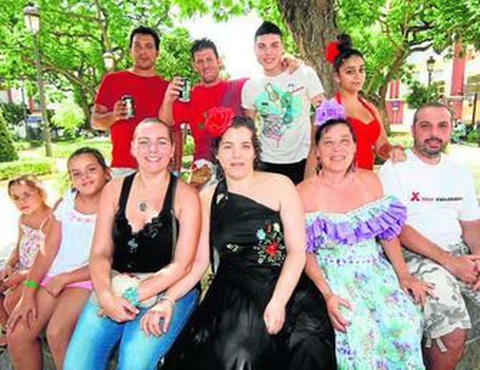 Las mujeres de la familia Saidia posan en la Plaza de la Merced.