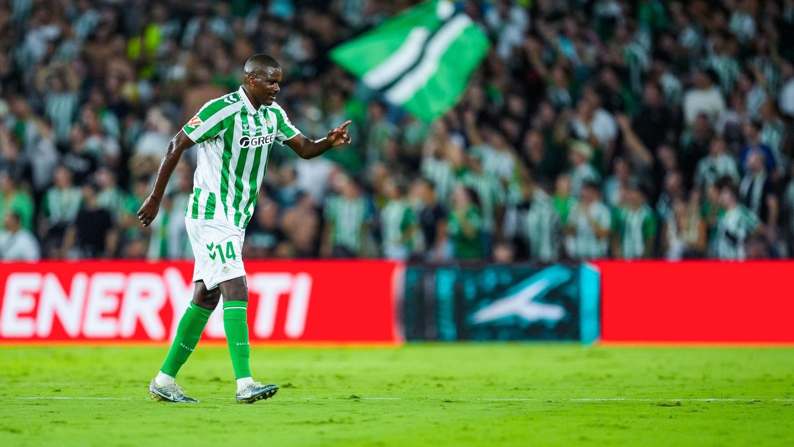 William Carvalho va hacia la banda ya lesionado tras romperse el tendón de Aquiles de la pierna derecha ante el Leganés.
