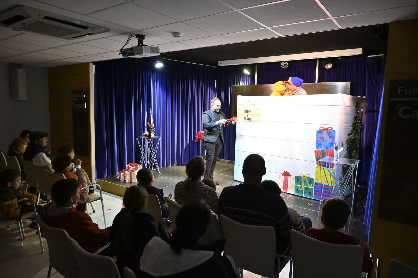 Las fotografías el taller que ofrece la Fundación Cajasol más espectáculo variado con Triky Trake