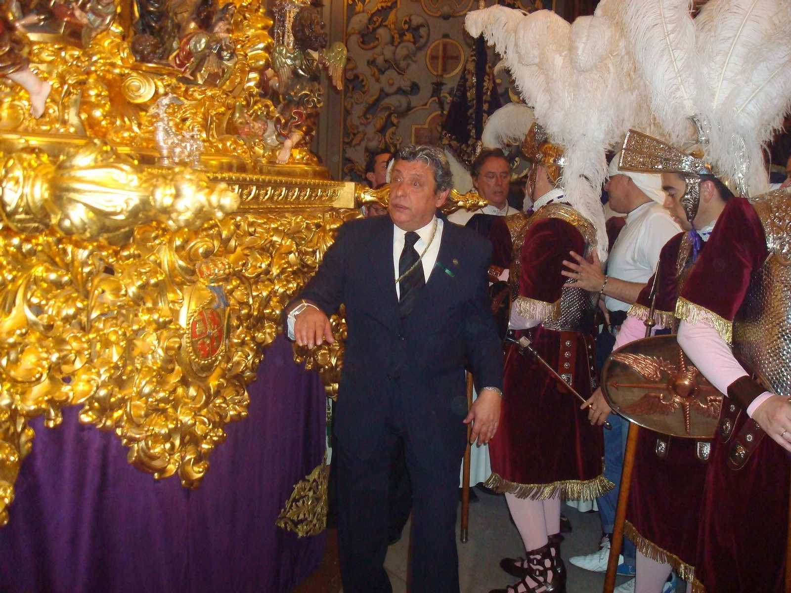 Miguel Loreto delante del paso del Señor de la Sentencia.