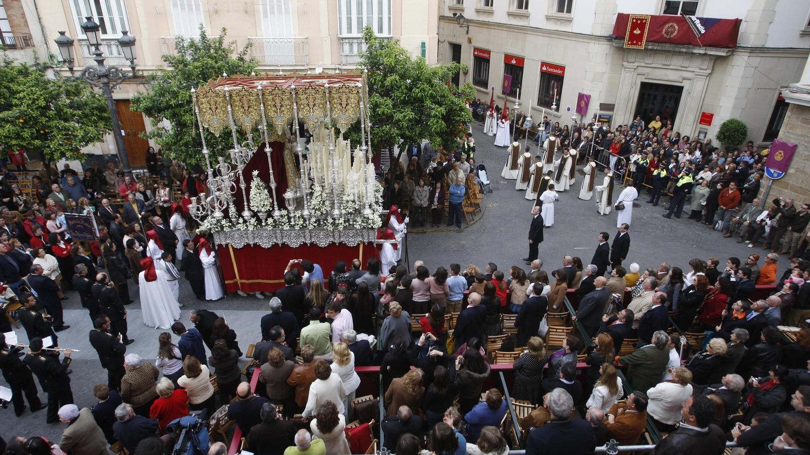 El palio de Amparo recorre Palillero en sentido inverso al habitual, el Domingo de Ramos de 2008