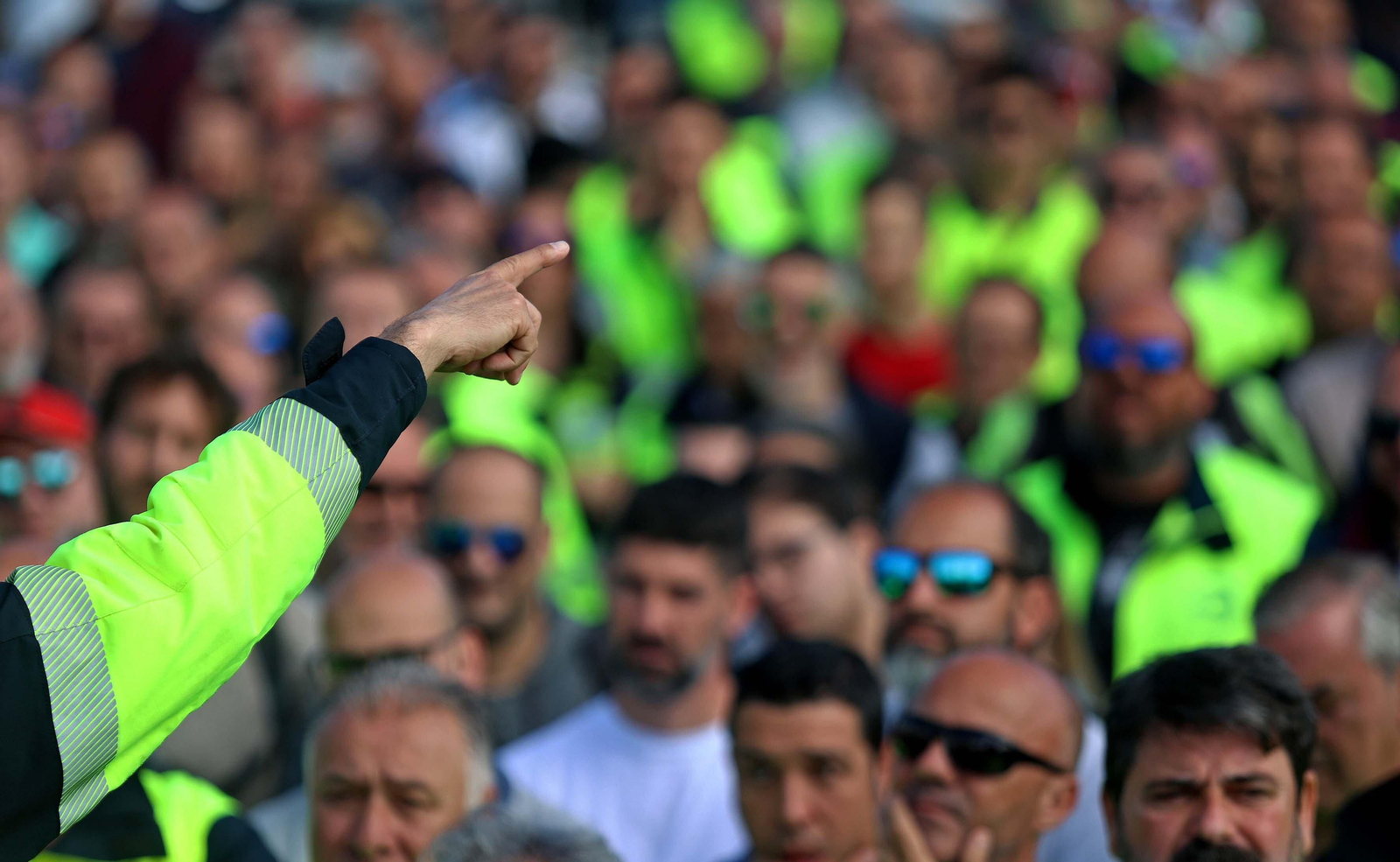 La asamblea informativa de los huelguistas de Acerinox, en imágenes