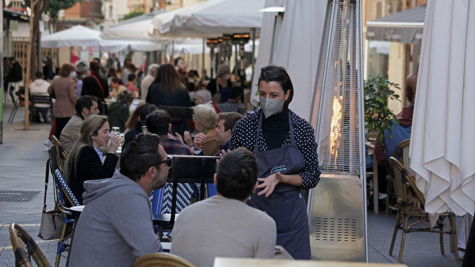 Terrazas repletas en el centro de Algeciras