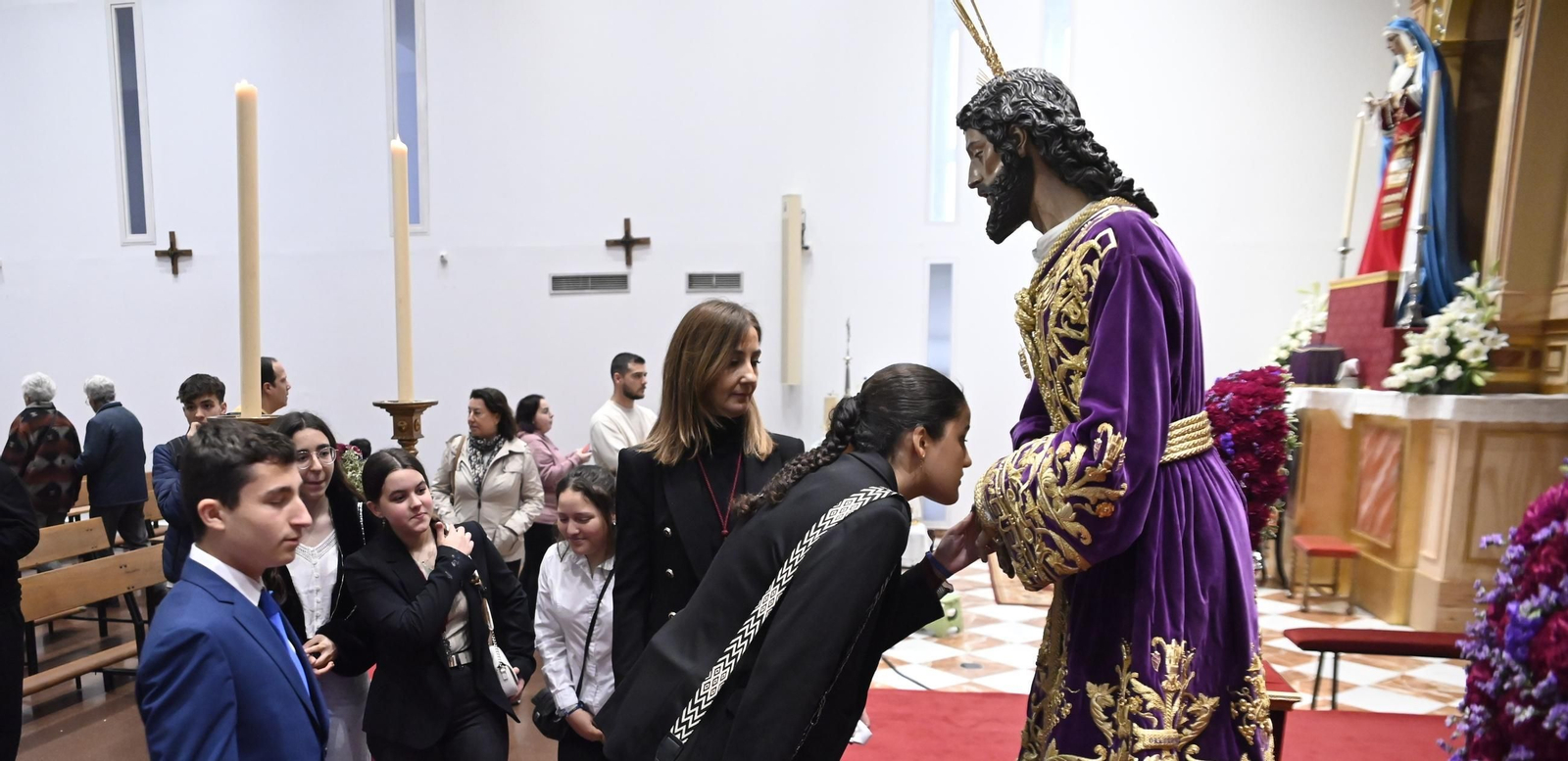 Una devota besa la mano del Señor de la Redención.