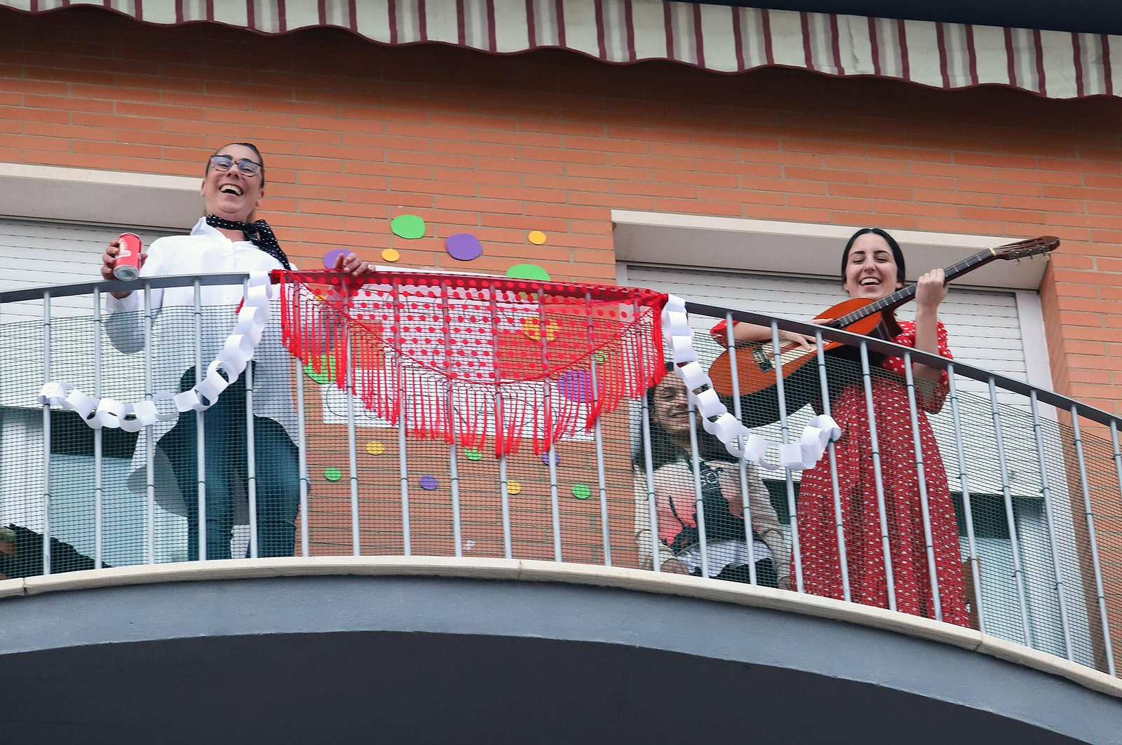 Imágenes de los aplausos de la calle Fenicios