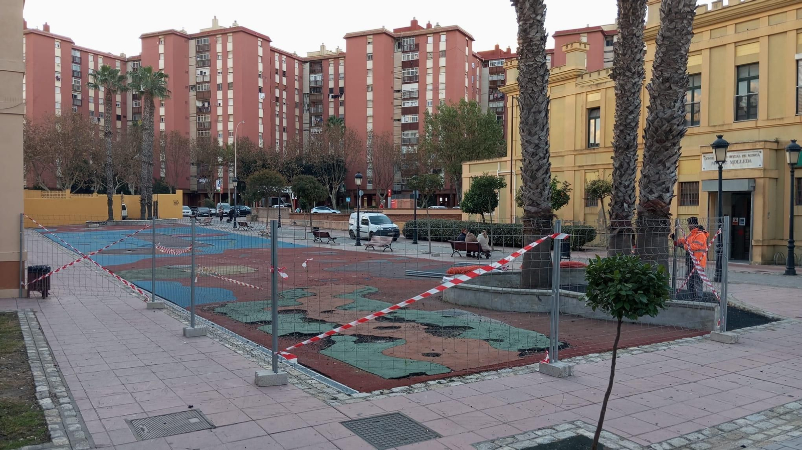 El parque infantil frente al conservatorio, vallado para su reforma. El parque infantil frente al conservatorio, vallado para su reforma.