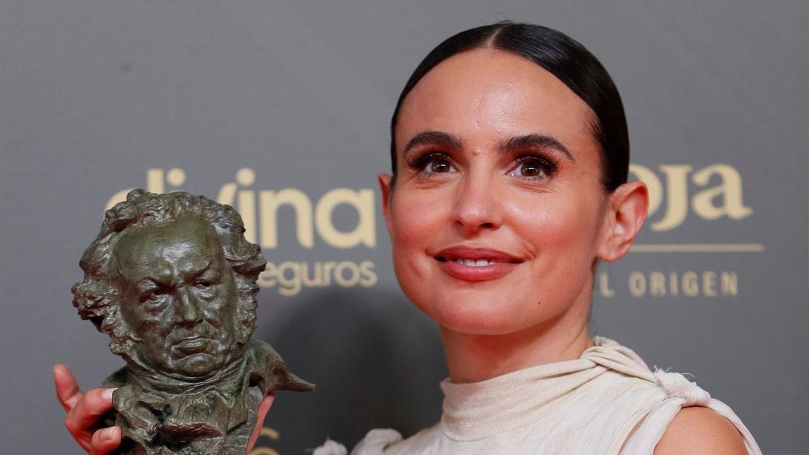 Verónica Echegui con el Goya