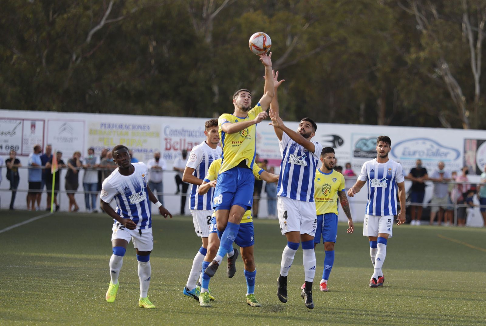 Imágenes del encuentro entre el Conil y el Recreativo de Huelva