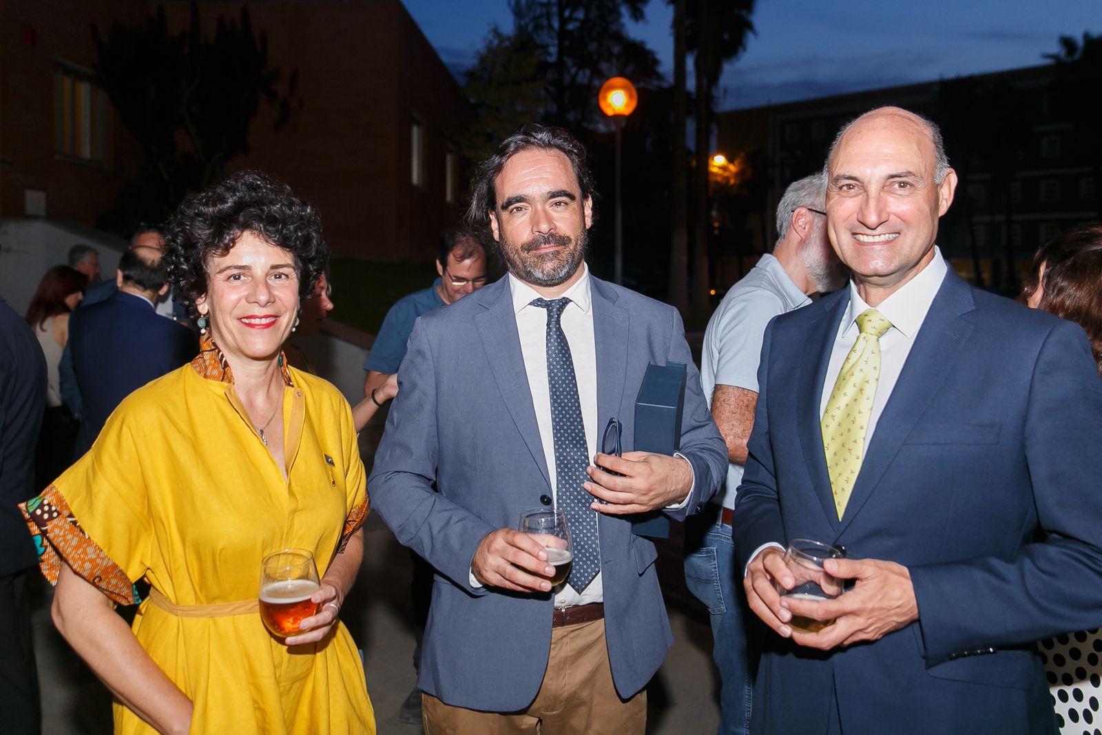 La directora general de Empleabilidad y Emprendimiento de la UPO, Amapola Povedano, el profesor Luis Merino, director del Service Robotics Lab de la UPO, y Vicenzo Cardarelli, consejero del Centro Común de Investigación.