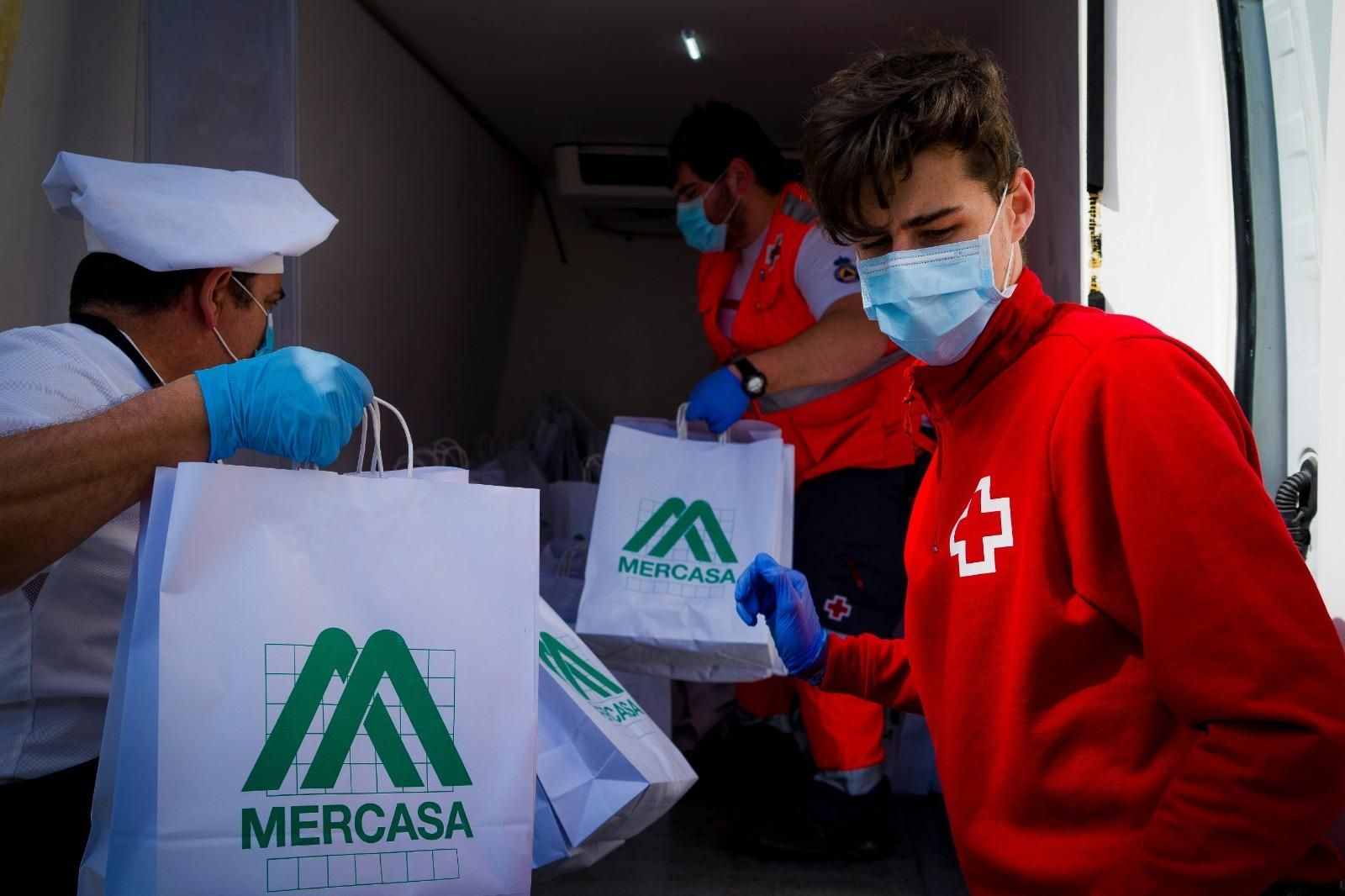 Distribución de los menús a voluntarios de la Cruz Roja.