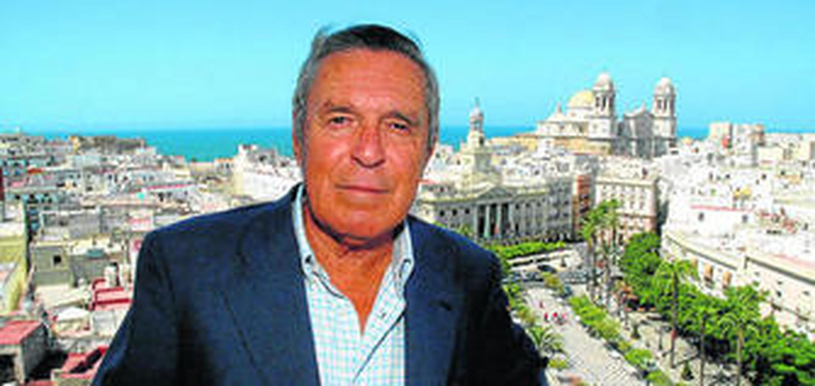 José Ramón del Río, en una imagen retrospectiva, en la azotea del edificio de Cádiz donde ha tenido su despacho durante casi 50 años.