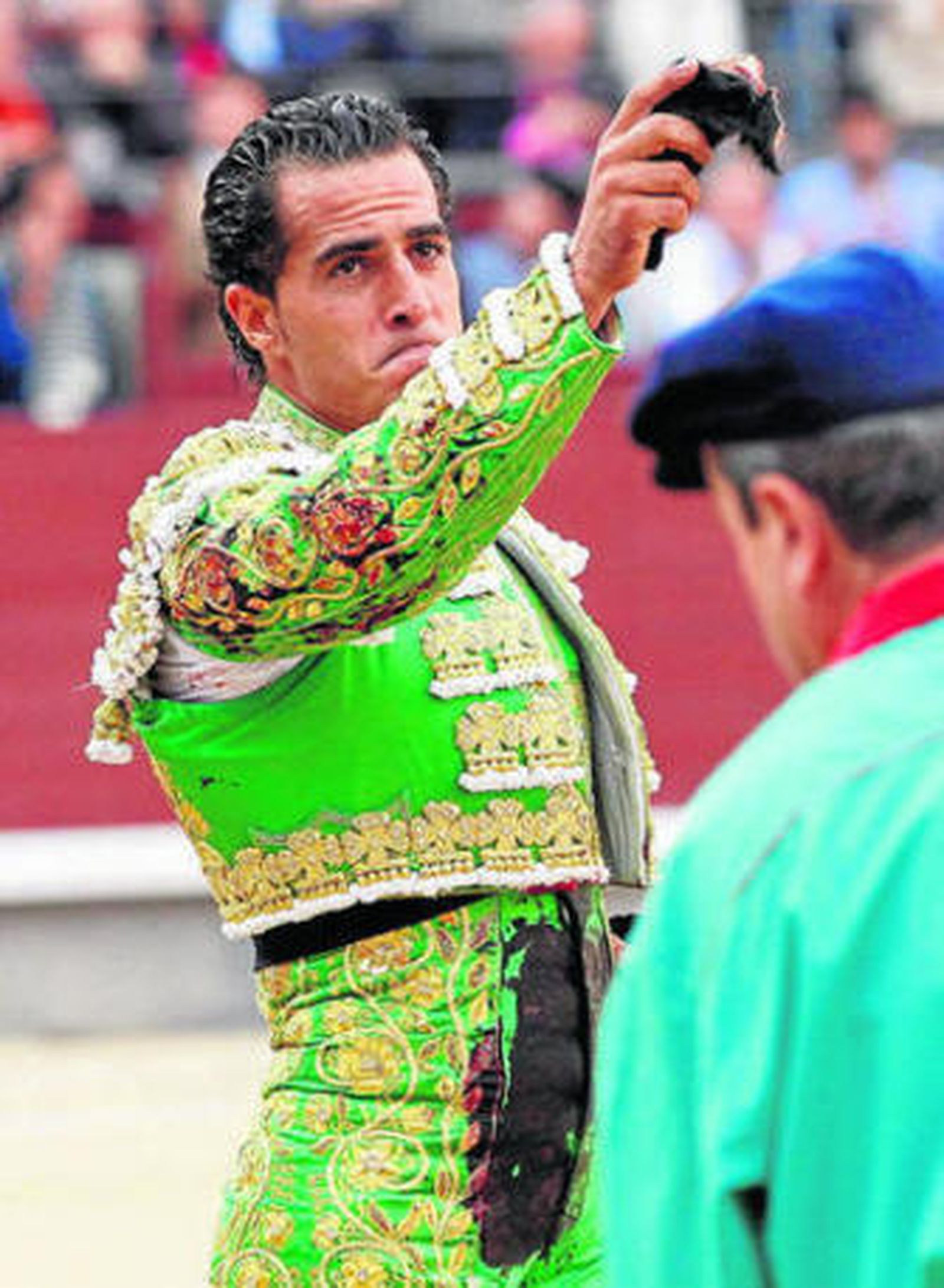 Iván Fandiño, con el trofeo conseguido en Las Ventas.