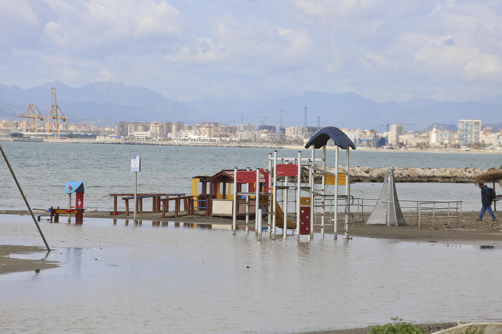 Las fotos de los trabajos en los paseos marítimos y chiringuitos de Málaga para paliar los efectos del temporal