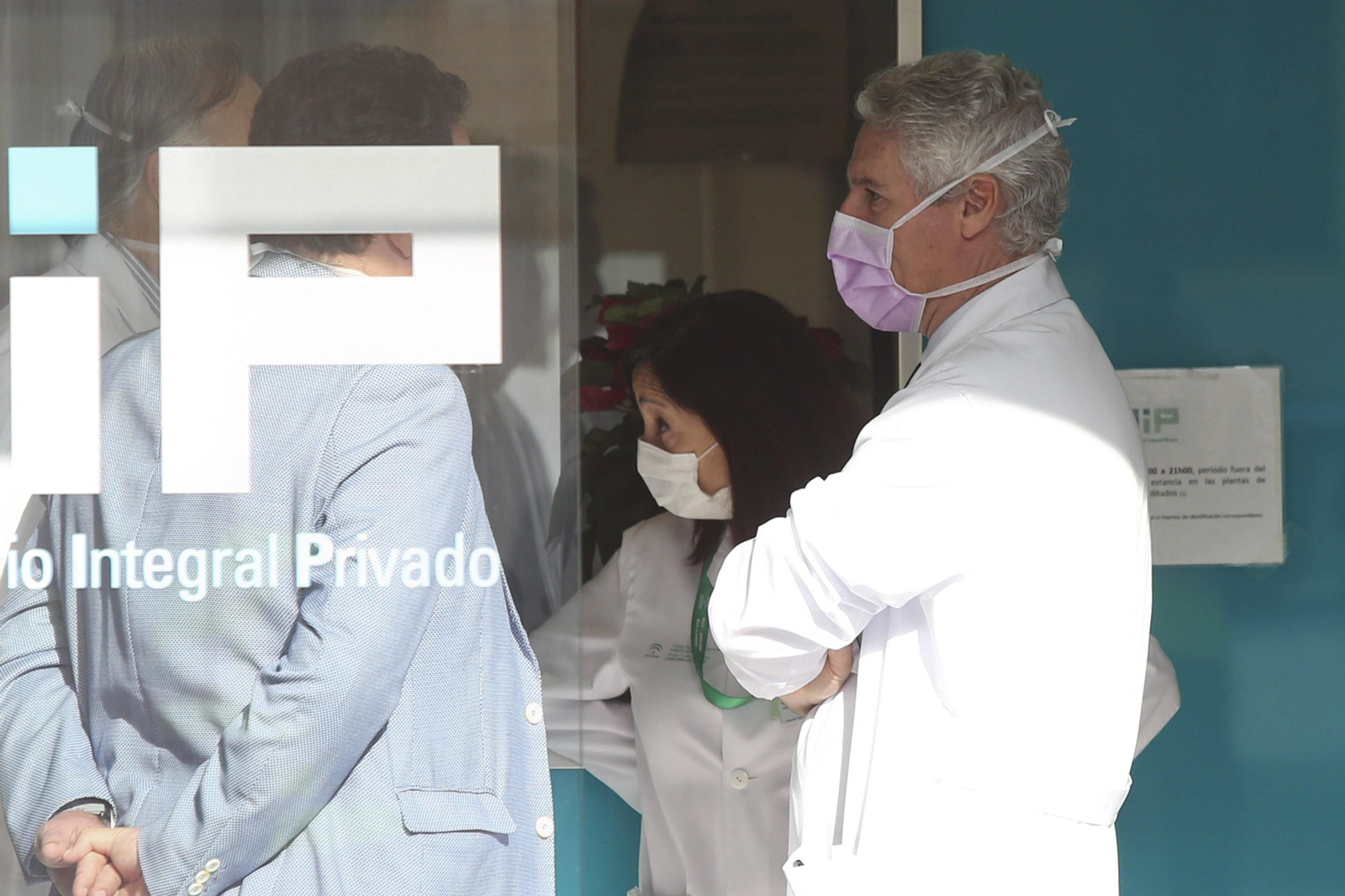 Las fotos del alcalde de Málaga a la salida del hospital junto al equipo médico