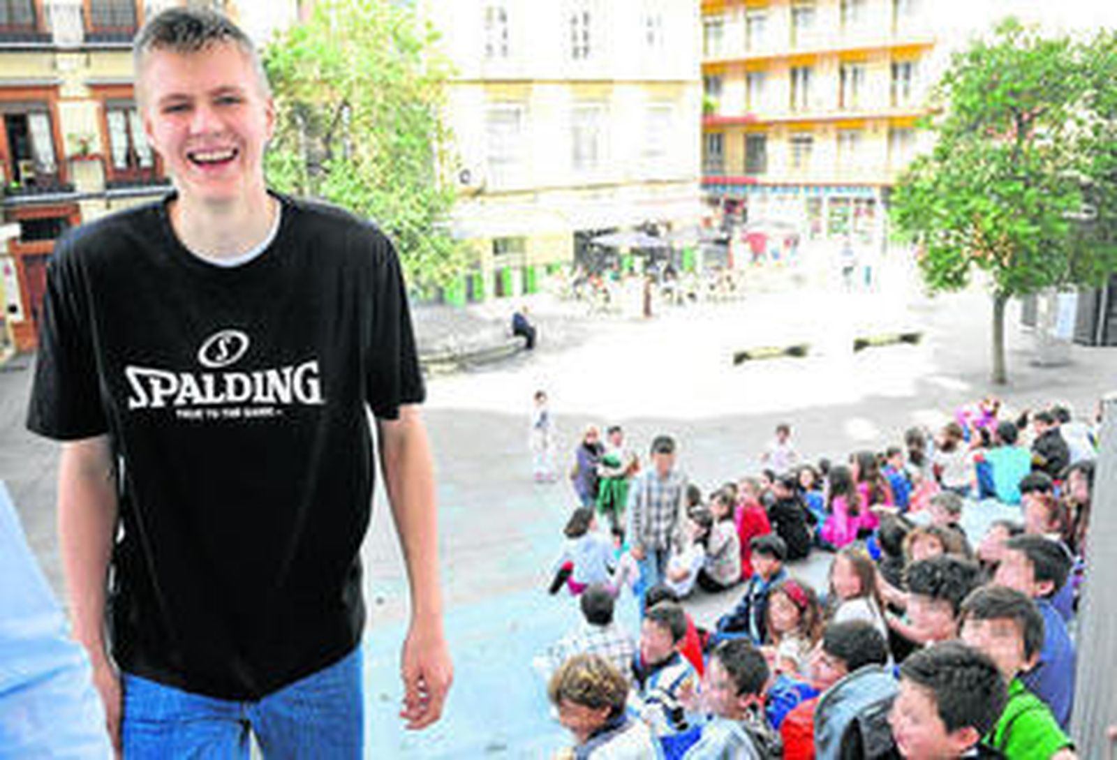 Kristaps Porzingis es jaleado por un grupo de niños en la Plaza de la Encarnación.
