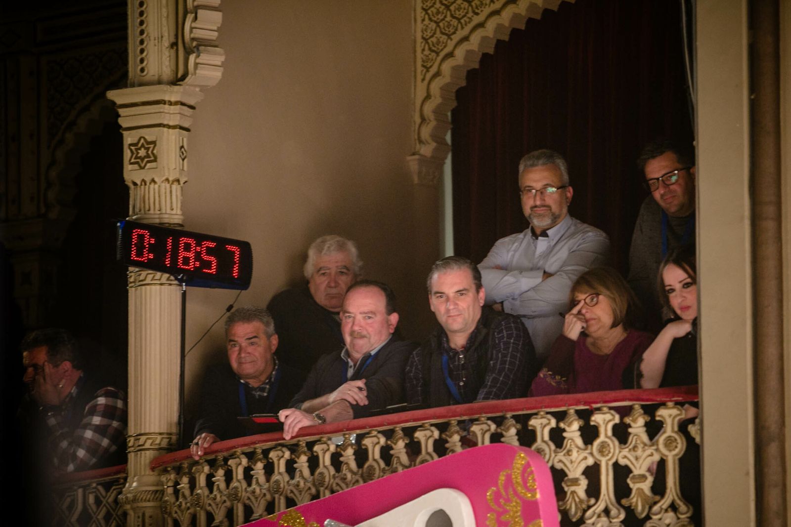 El palco del jurado del COAC 2019 con el reloj que controlaba el tiempo en escena de las agrupaciones.