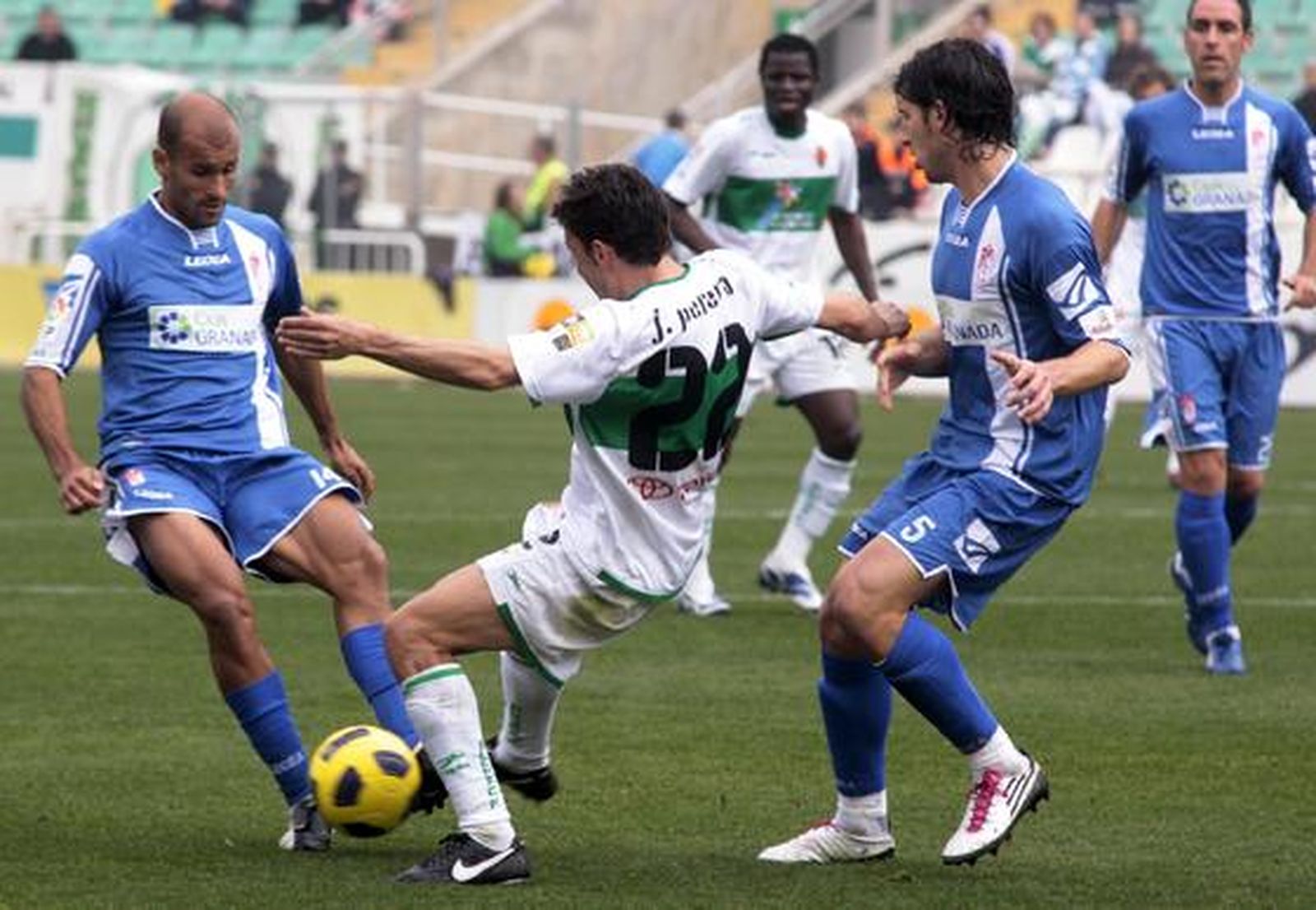 El Granada se trae un empate del estadio del Elche pese a jugar gran parte del partido con uno más (0-0). / LOF
