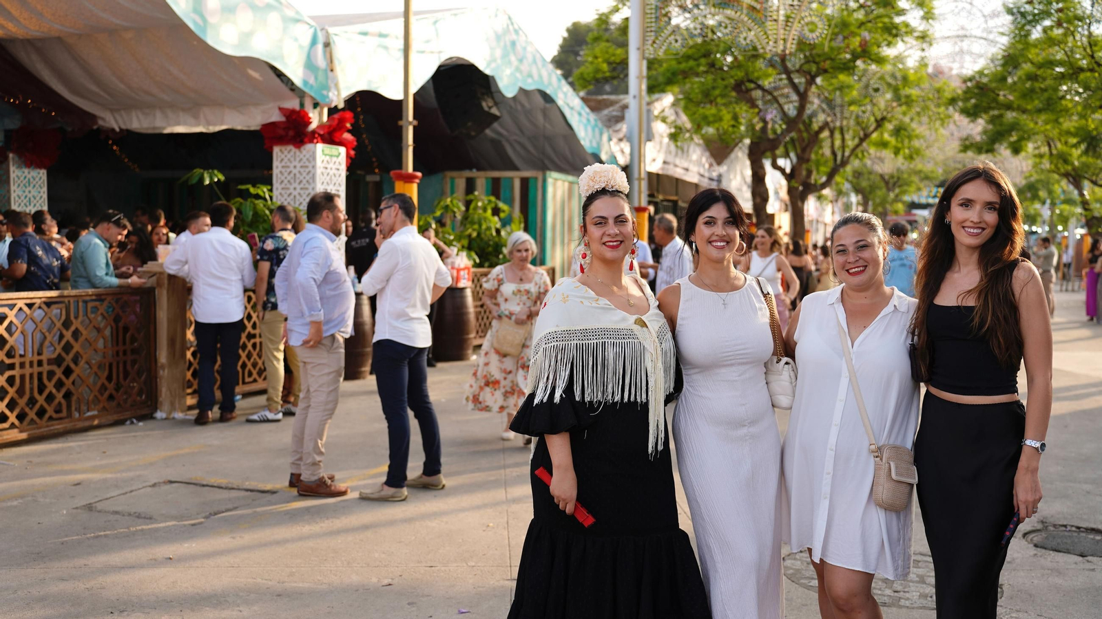 Un grupo de mujeres disfrutando la feria.