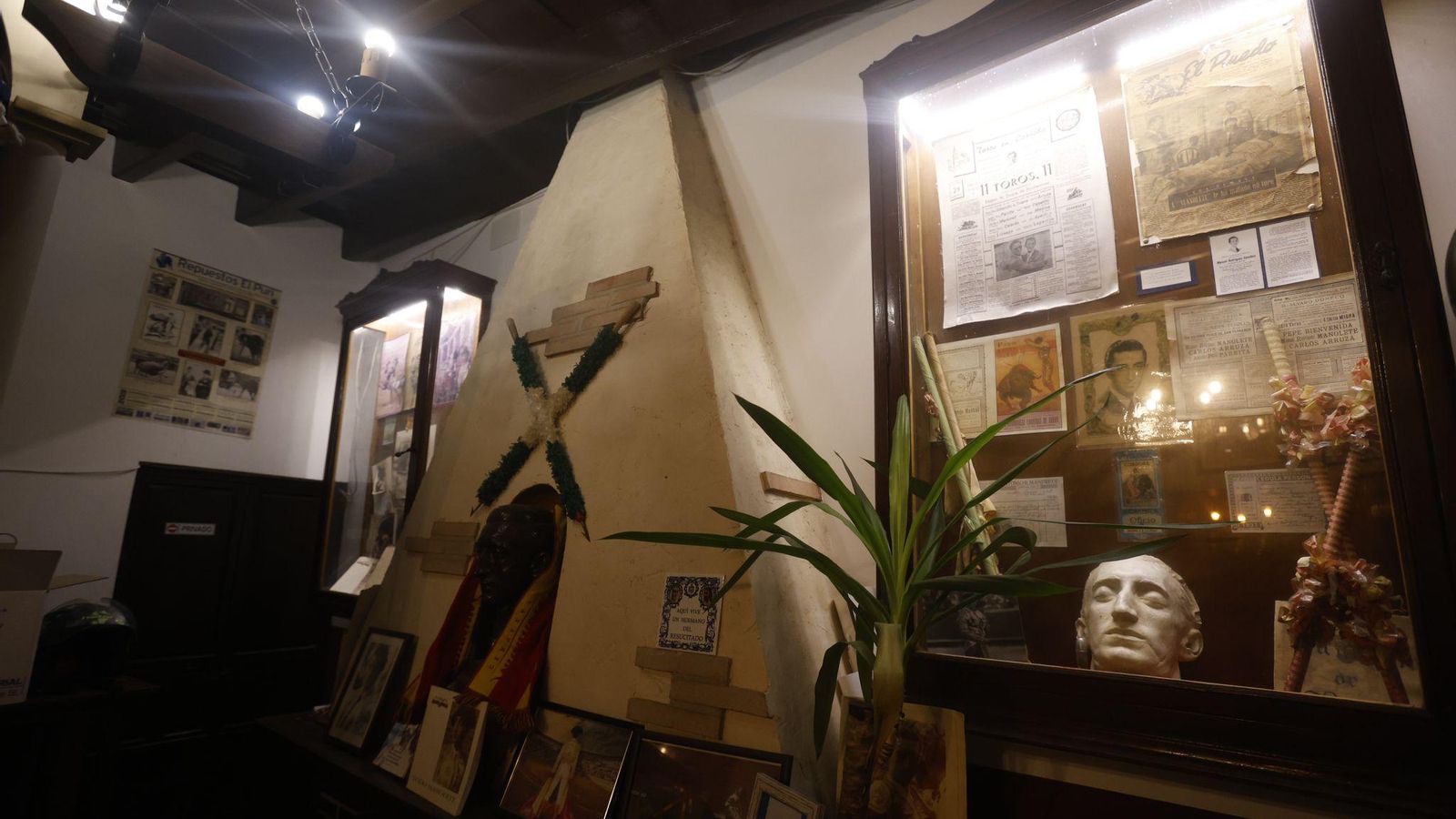 Vitrinas con archivos y la máscara mortuoria de Manolete en la Taberna Santa Marina. Vitrinas con archivos y la máscara mortuoria de Manolete en la Taberna Santa Marina.