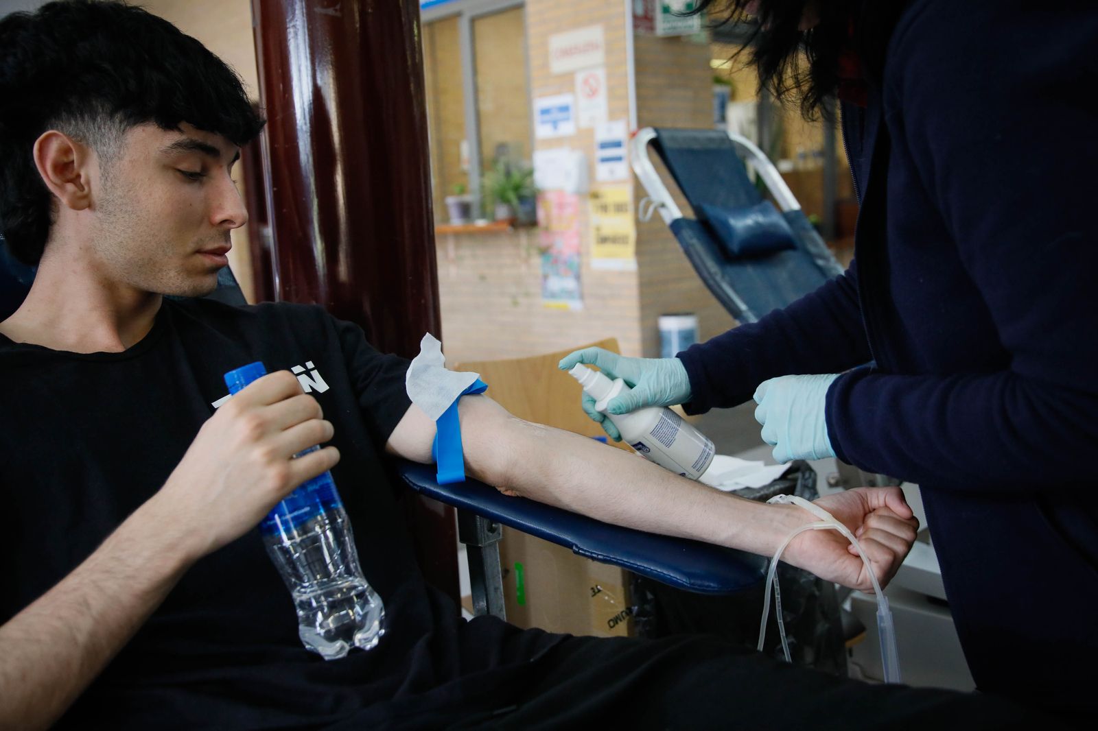 Juan de la Cruz Belmonte y Aref Laarej en la colecta de sangre de la UAL