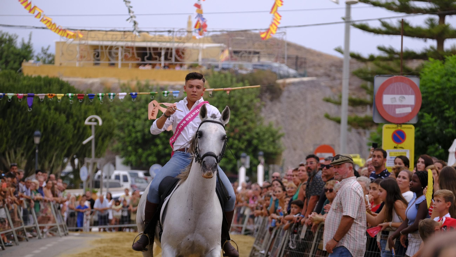 La popular carrera de cintas a caballo de las Fiestas de Mojácar, en imágenes