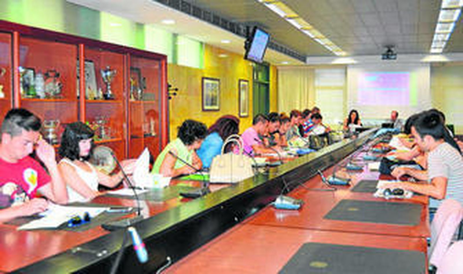 Reunión informativa con alumnos interesados en lograr una beca de intercambio, como la ISEP.