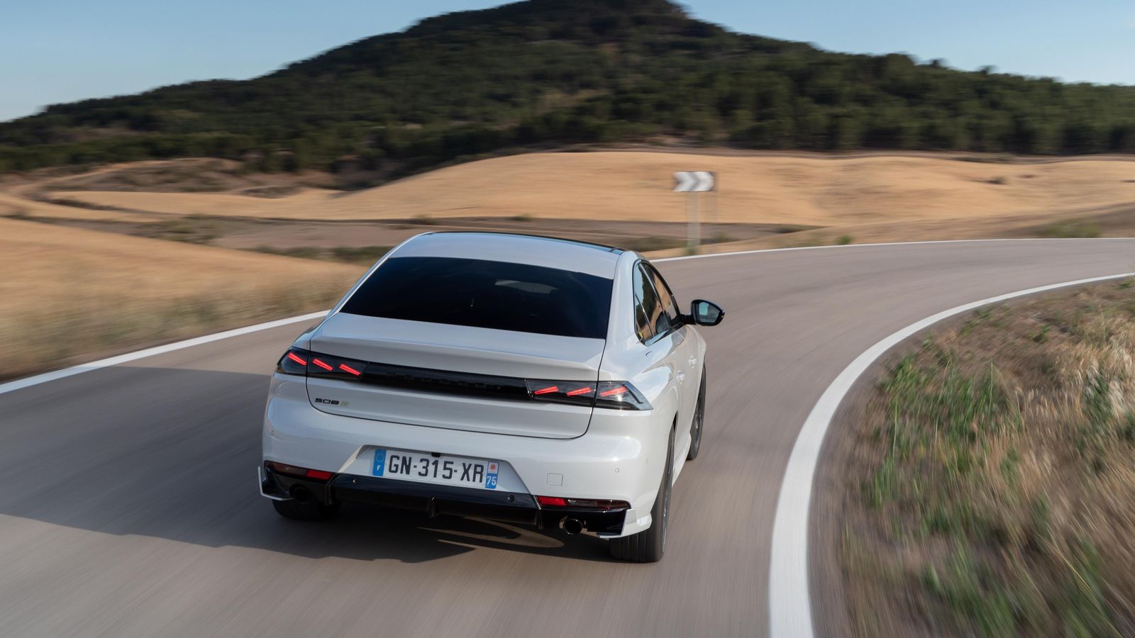 En carreteras de montaña, uno de los escenarios en los que a transcurrido la toma de contacto con el 508 PSE, éste se desempeña con enorme naturalidad.