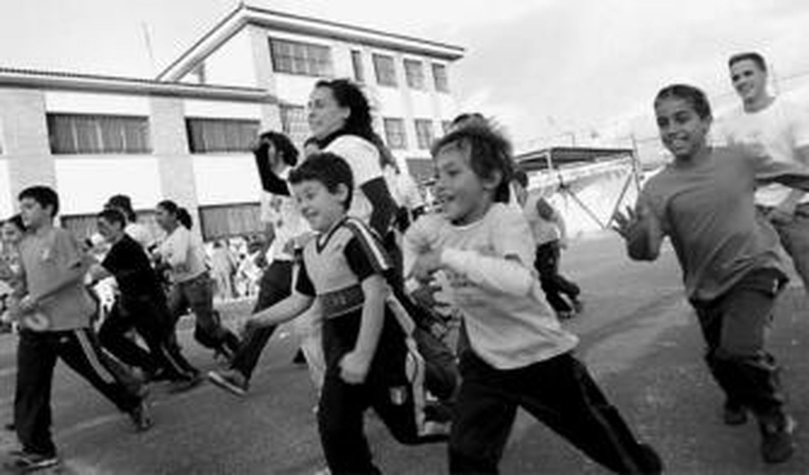 Un grupo de niños participa en uno de los juegos, ayer, en la fiesta en el Rafael Dávila.