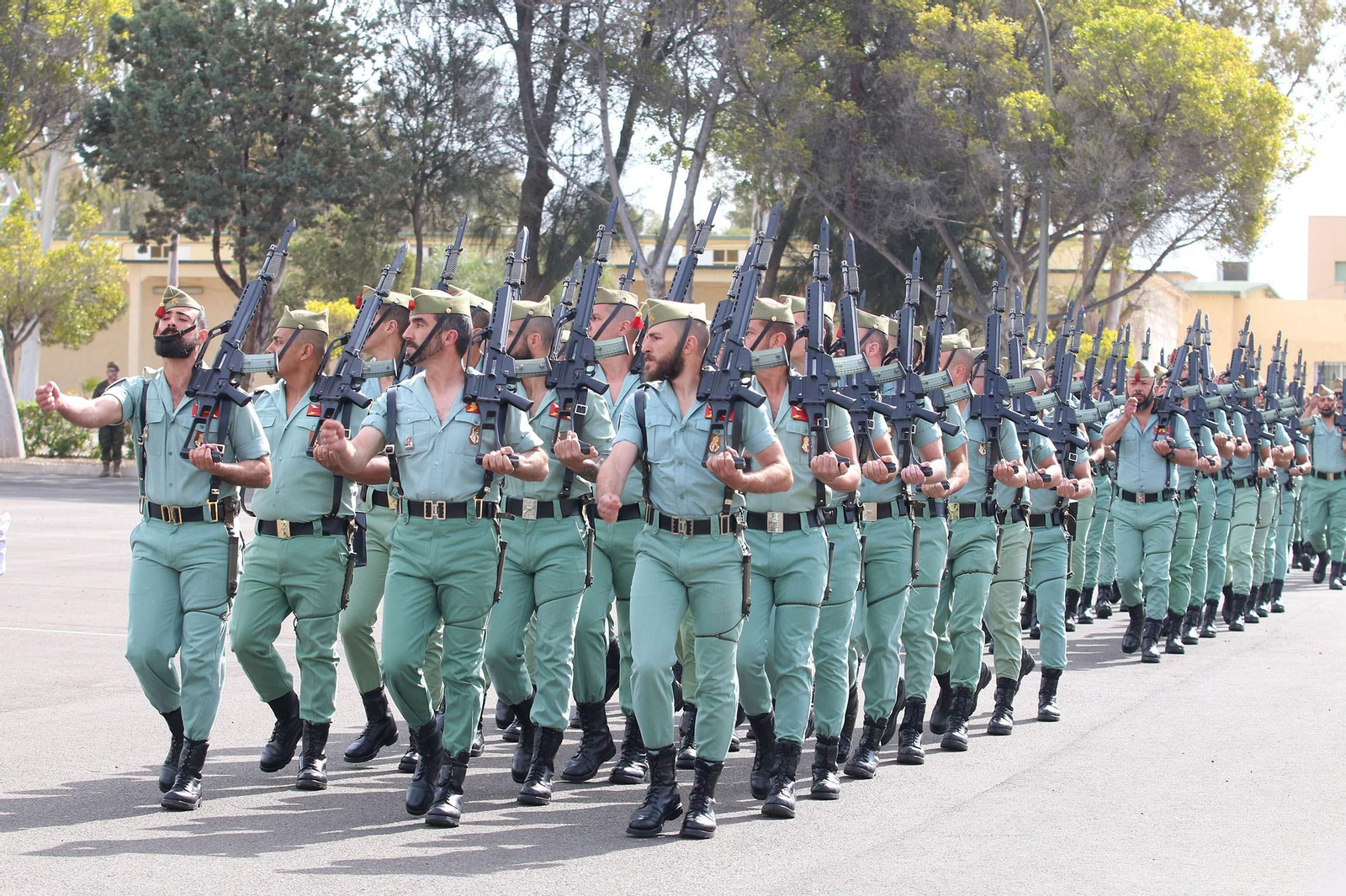Imágenes de la visita de la ministra de Defensa a la base militar de Viator