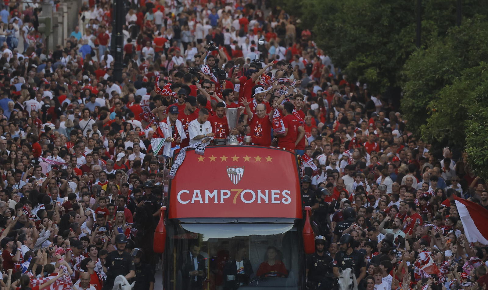 Las imágenes del Sevilla fc por las calles de Sevilla como campeón de la Europa League
