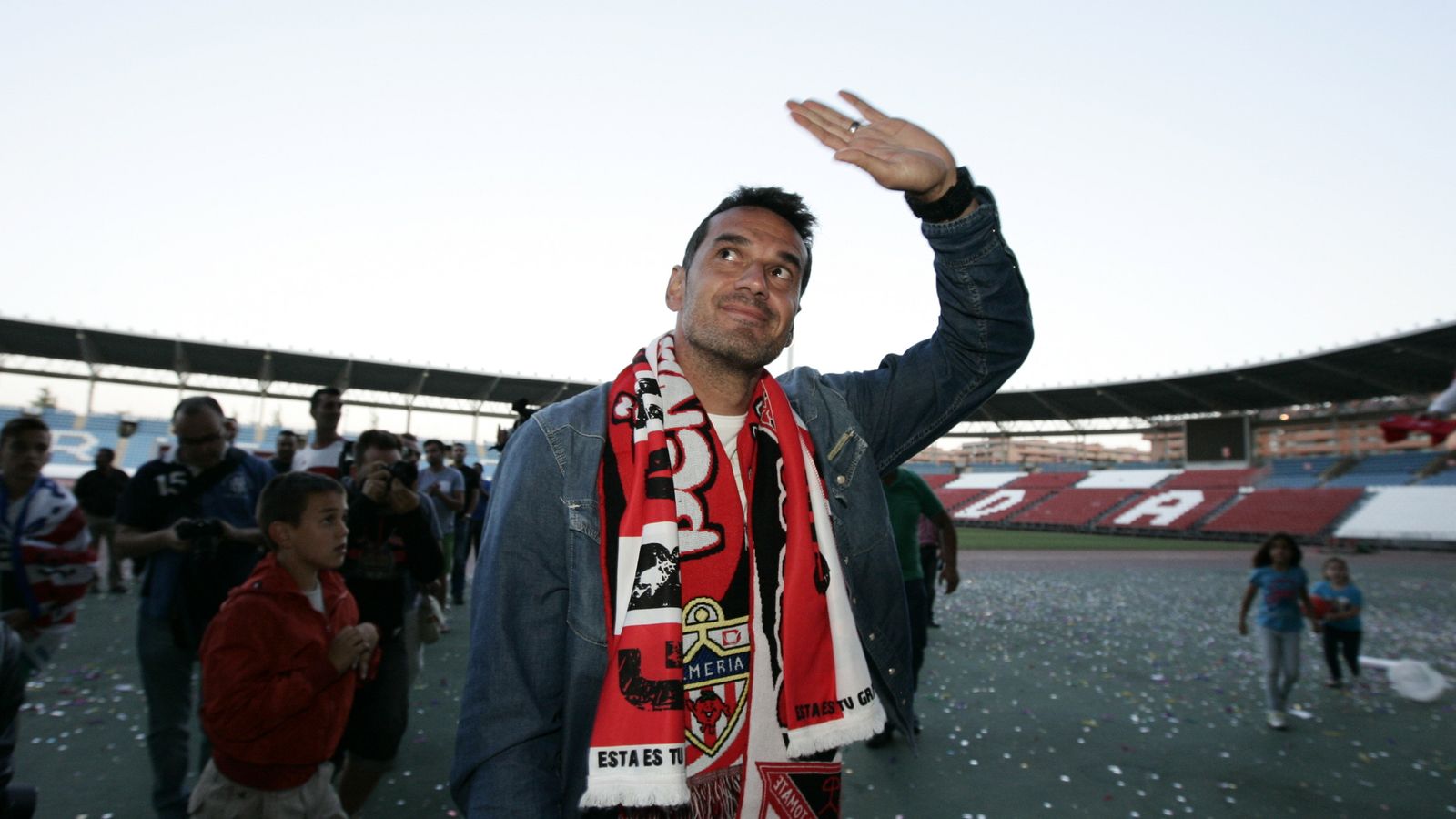 El asturiano, el día de su despedida, bufanda del Almería al cuello.