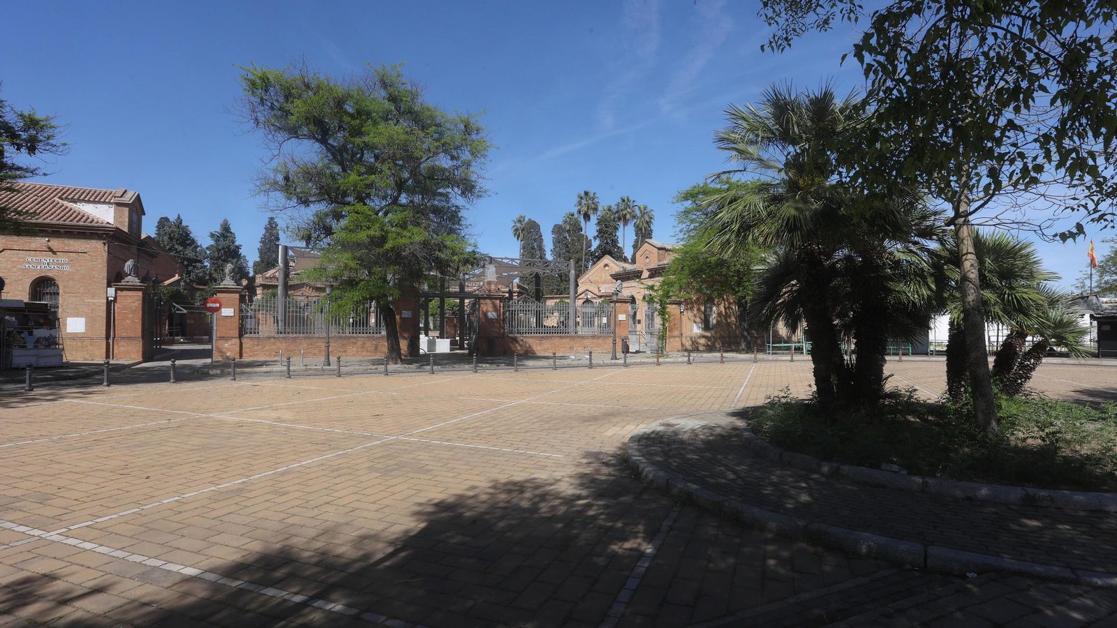 La verja en hierro forjado es lo más llamativo de la portada.