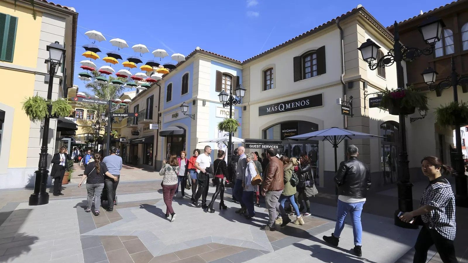 Personas paseando por las calles de McArthurGlen Málaga