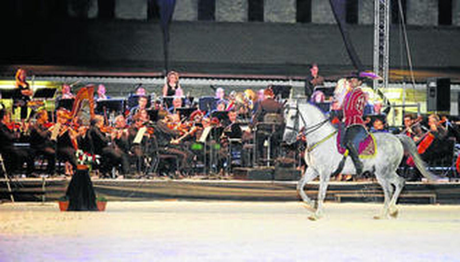 Un caballo pasa delante del entarimado en el que situó la Orquesta.