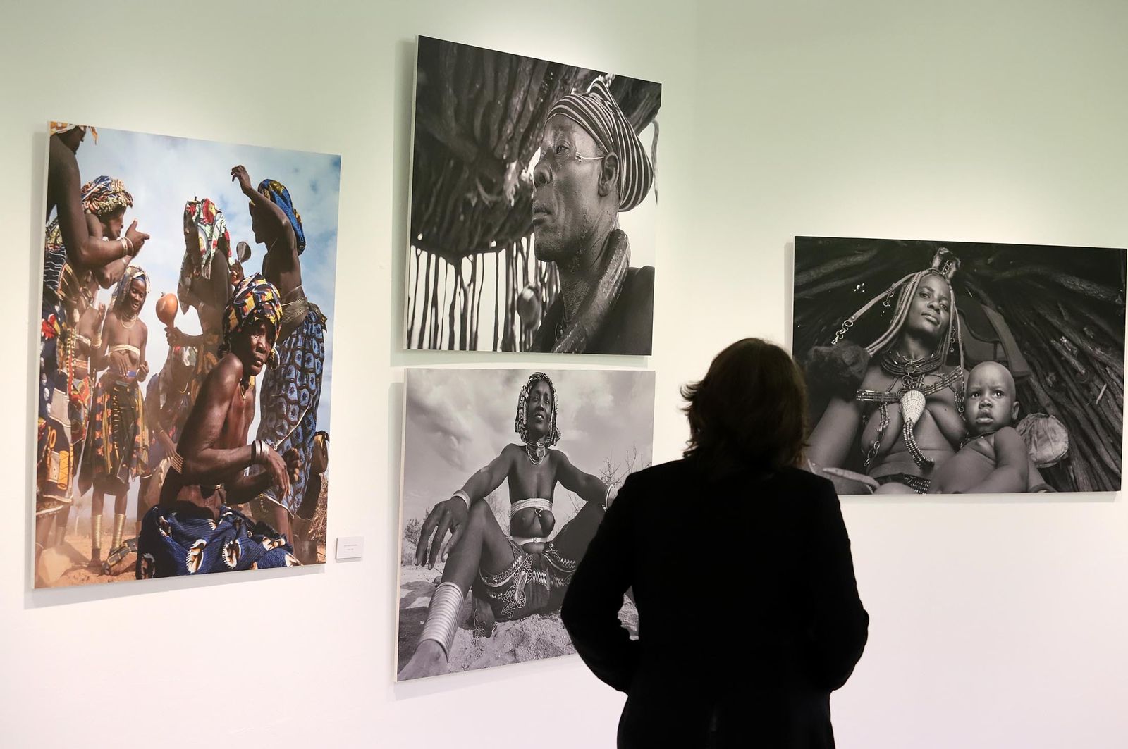 Imágenes de la exposición de Latitudes "Confines, más allá de la globalización" de Eduardo Lostal