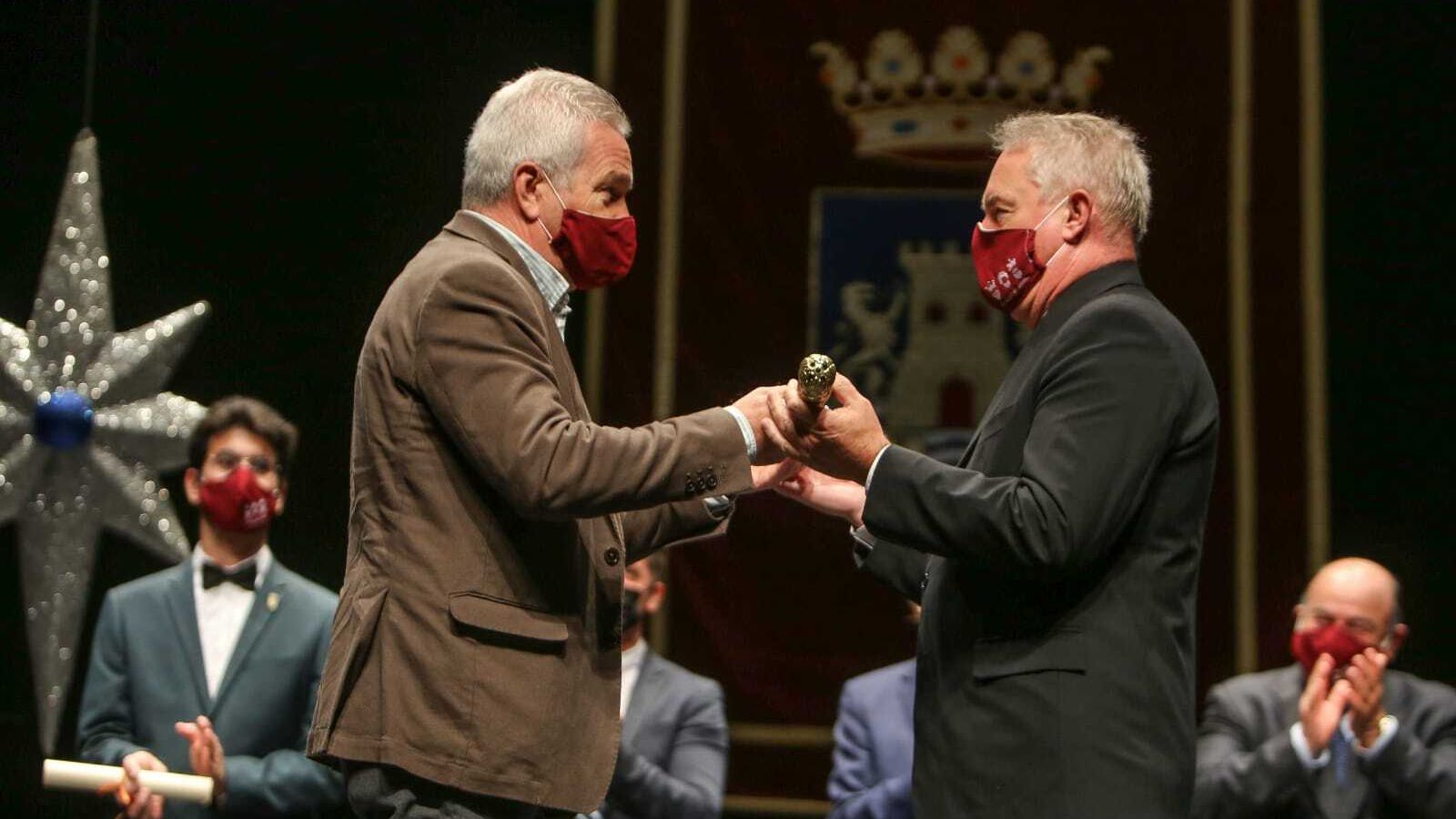 Juan Carlos Castro entrega el cetro de Rey Melchor a Joaquín Tomás González.