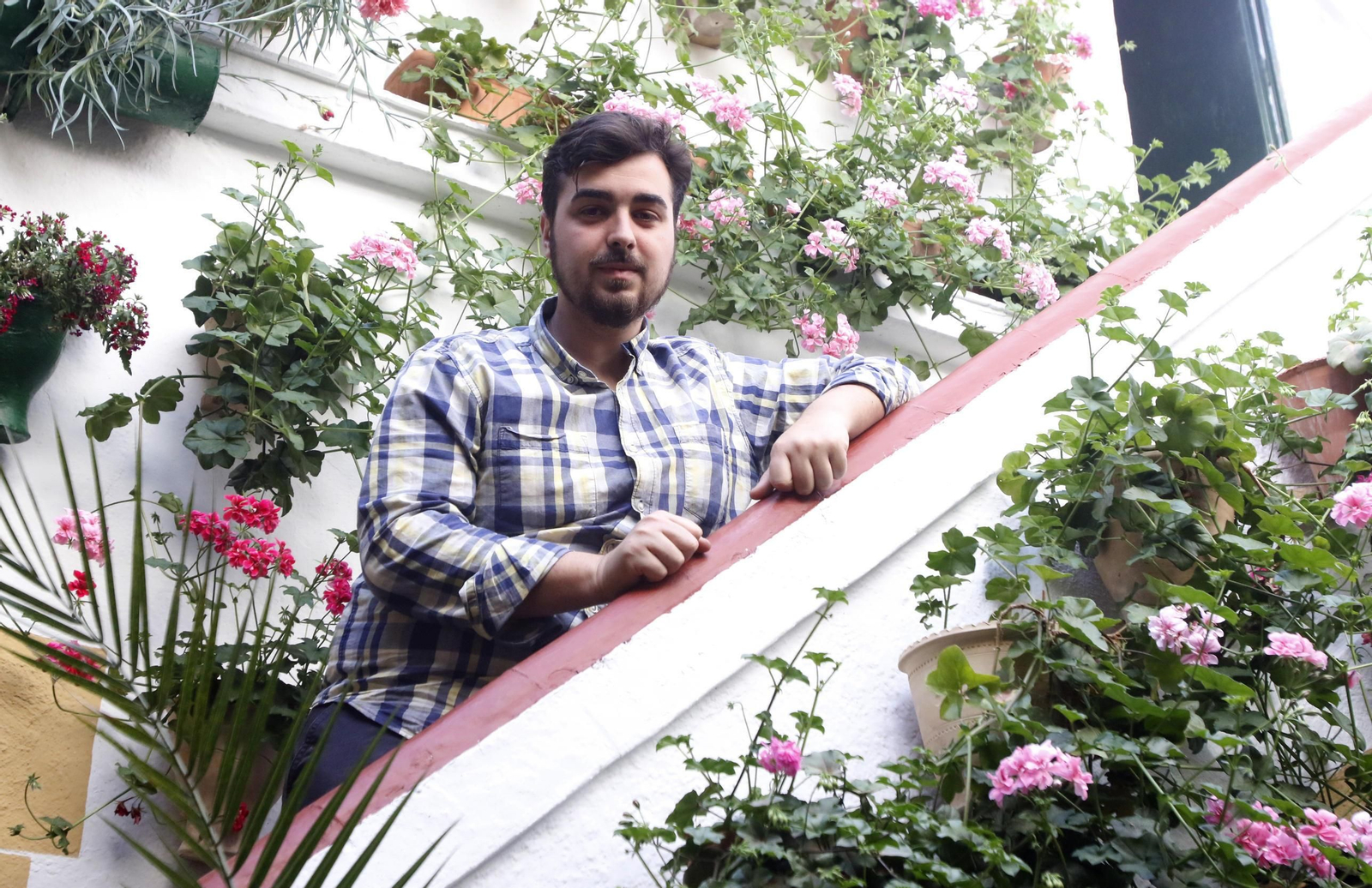 Santiago Hernández posa en su patio de Zarco, 13.