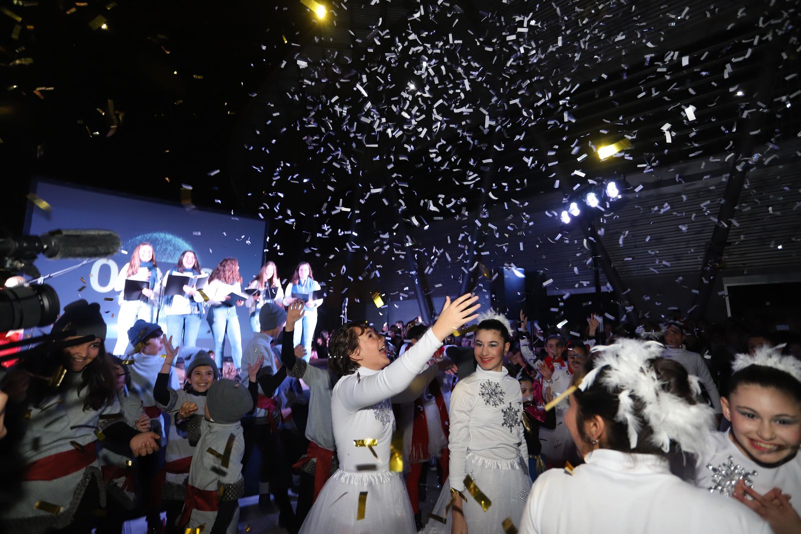 Imágenes  del alumbrado de Aqualon, que tuvo como padrino a Hugo Molina, finalista de Got Talent