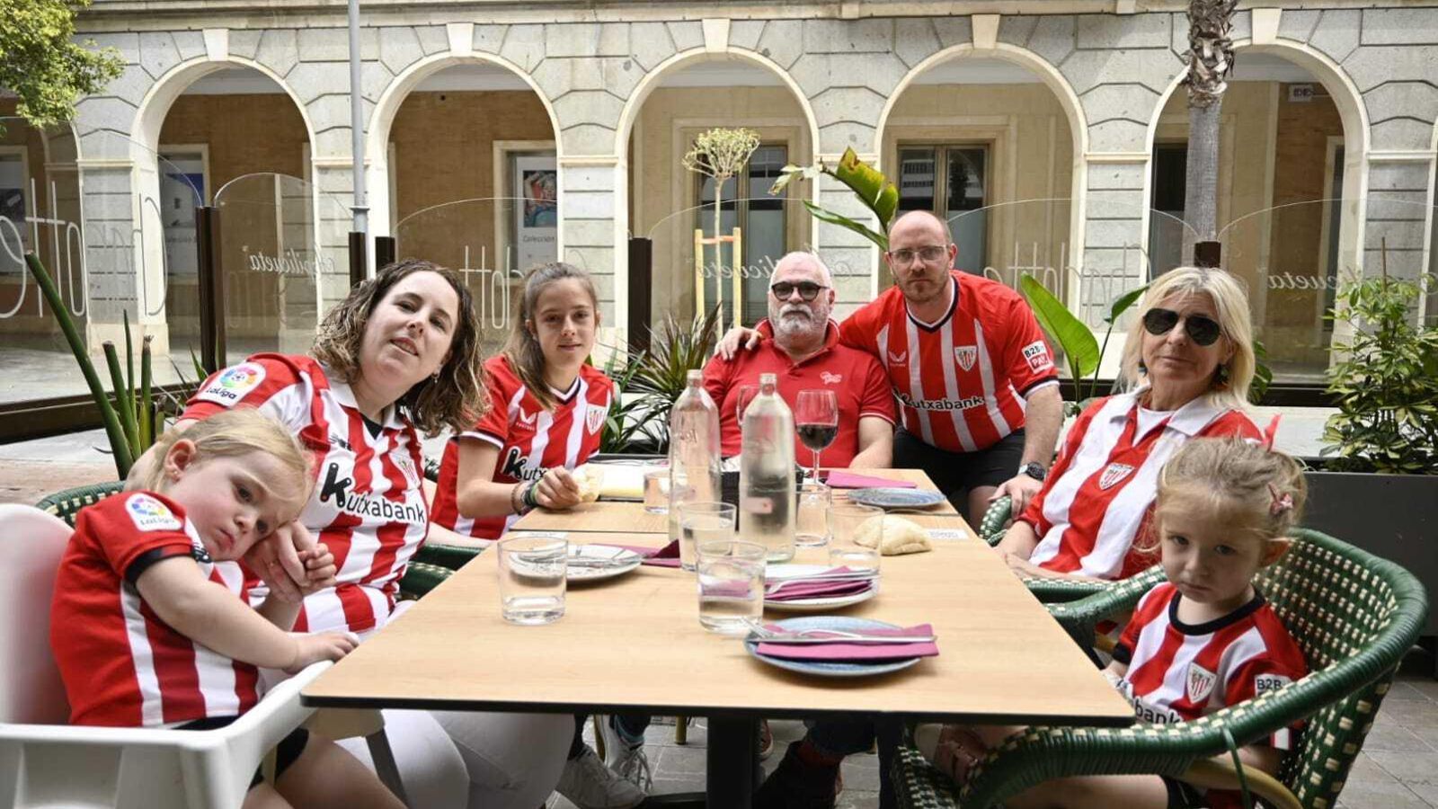 Aficionados del Athletic Club de Bilbao en bares de la Gran Vía.