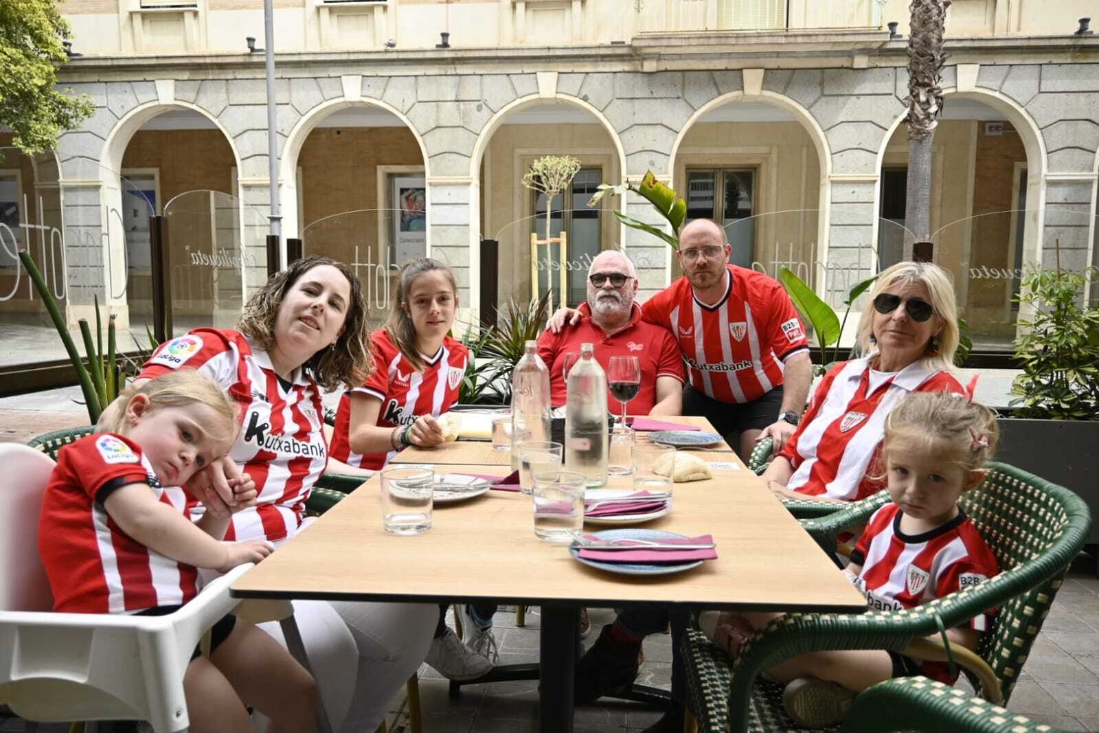 Aficionados del Athletic Club de Bilbao en bares de la Gran Vía.