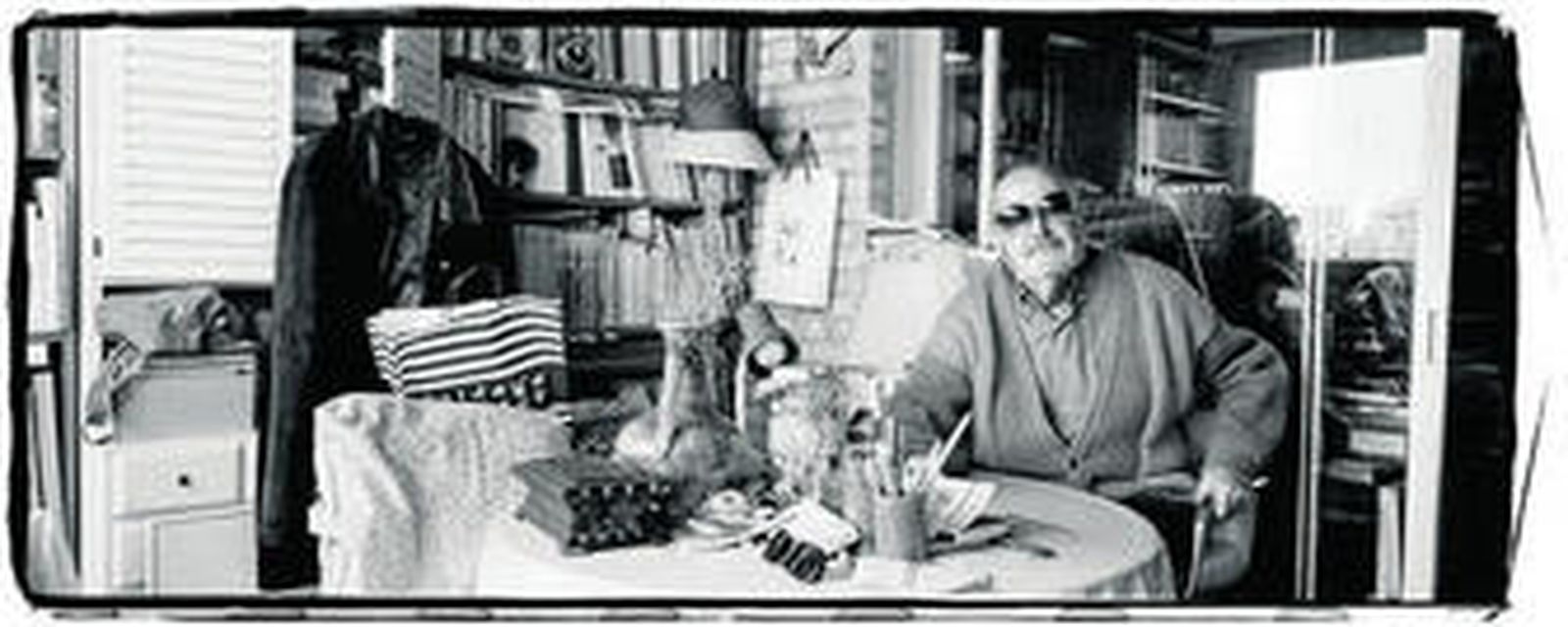 La comedia... de la amargura. Los germanófilos y francófilos caricaturizados que se enfrentan amablemente en Iberina, el pueblo ficticio donde transcurre esta película, bien pudieran ser trasuntos de esas dos Españas que llegaron a un punto sin retorno en 1936, y que aquí vuelven a enfrentarse  con aquel 'lejano' conflicto europeo como excusa.