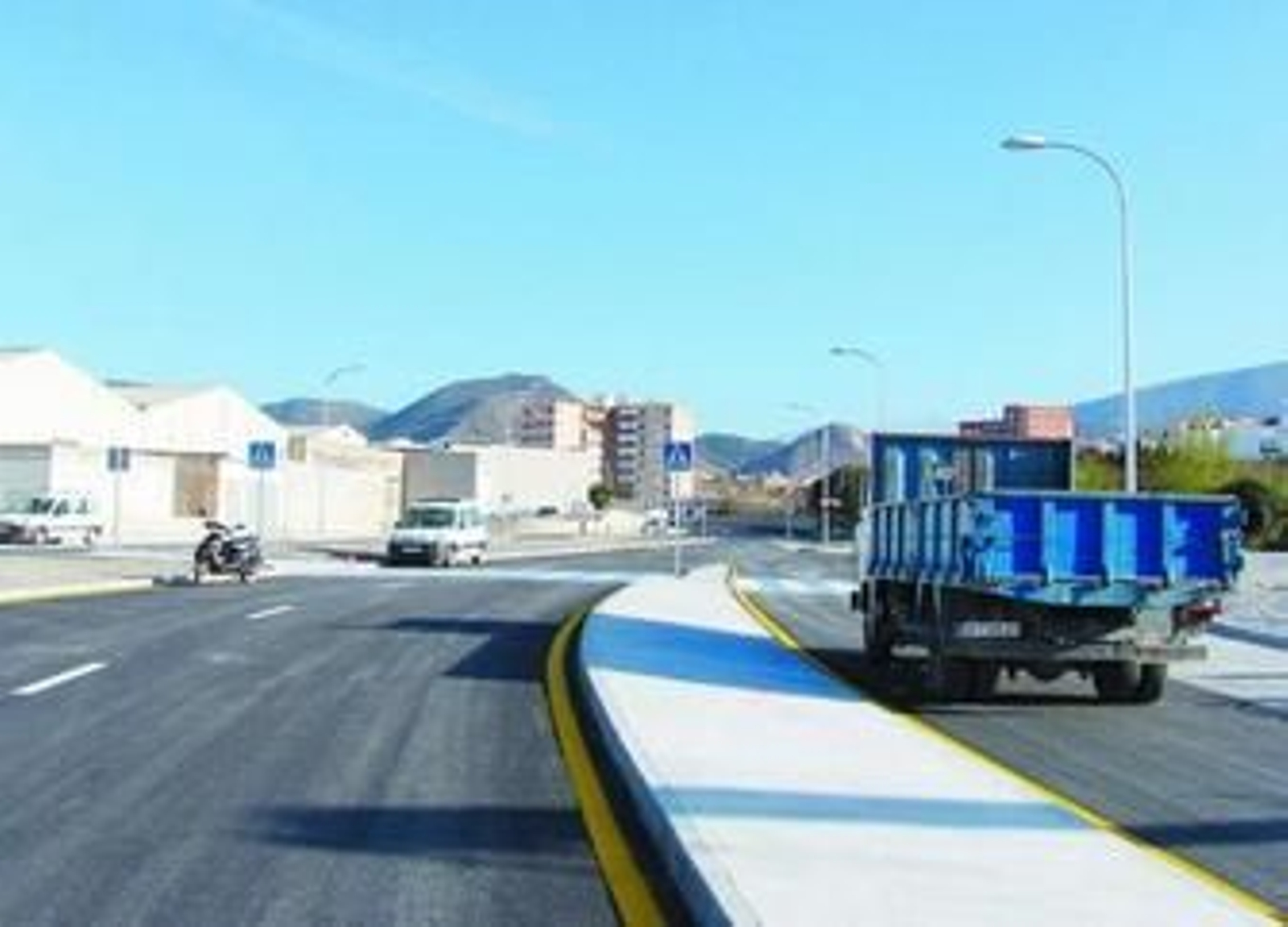La nueva vía mejora la circulación por las calles interiores del polígono industrial El Vadillo.
