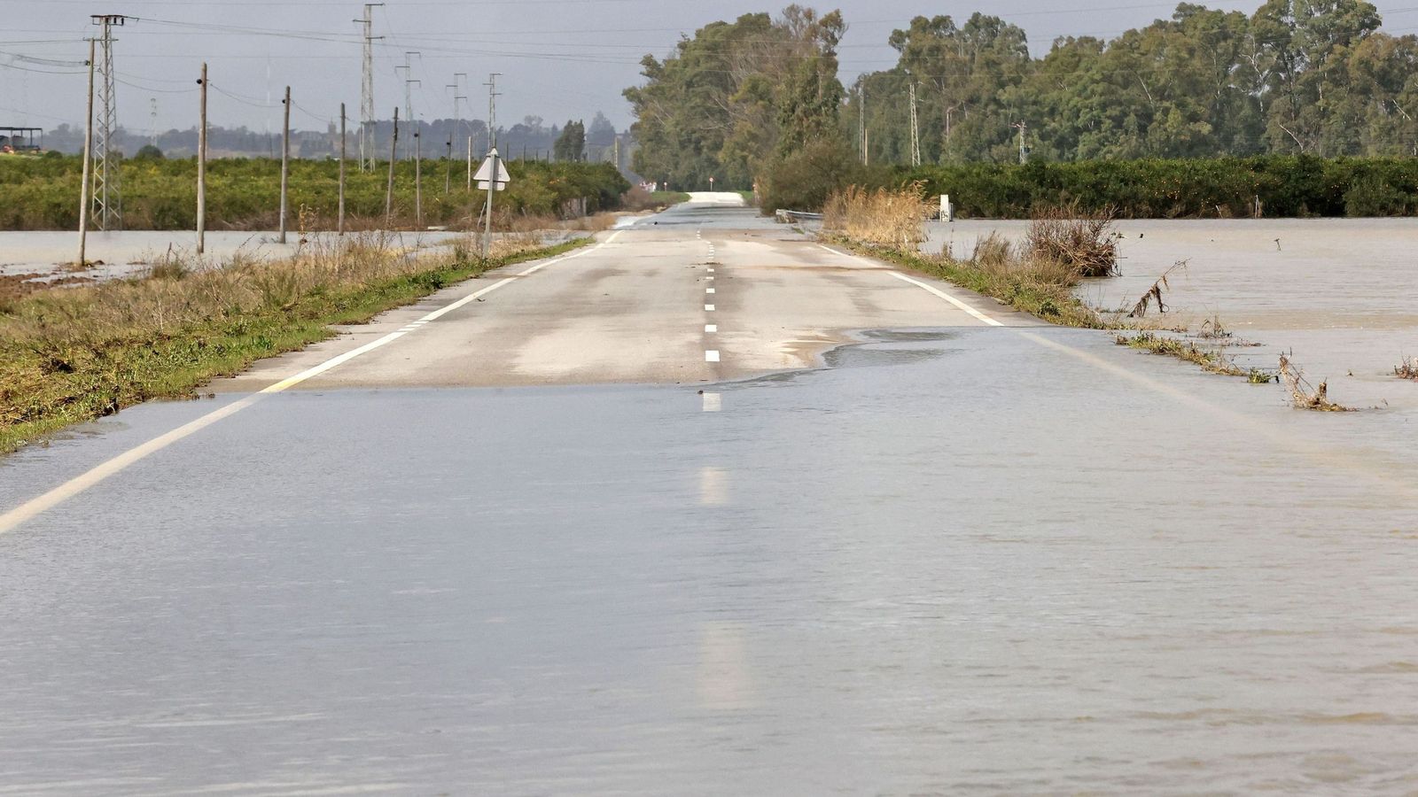 Carretera de La Ina, inundada la crecida del río Guadalete.
