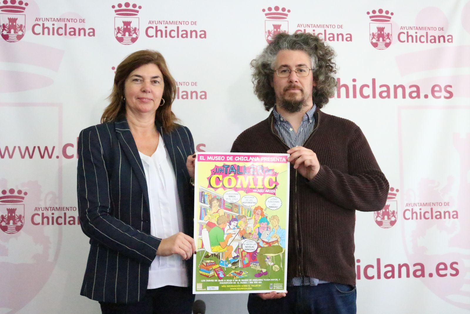 Pepa Vela y Agu Ariza con el cartel del taller.