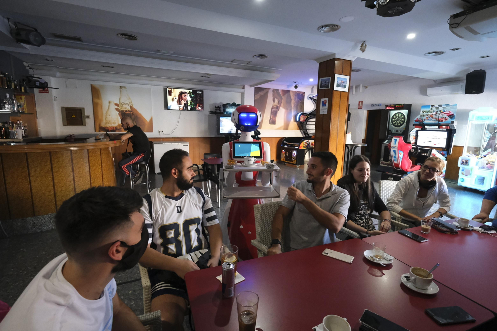 Fotogalería de Herbelita, la robot camarera de El Alquián.